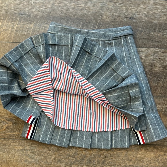 Momoshero Pinstripe Pleated Asymmetrical Mini Skirt Sz XS - Picture 3 of 8